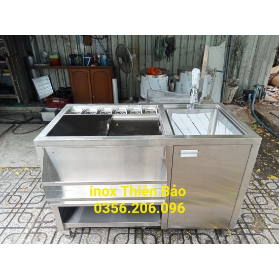QUẦY 1500X700X850 có 1 thùng đá kèm khay và 1 bồn rửa,có kệ treo để chai syrup
